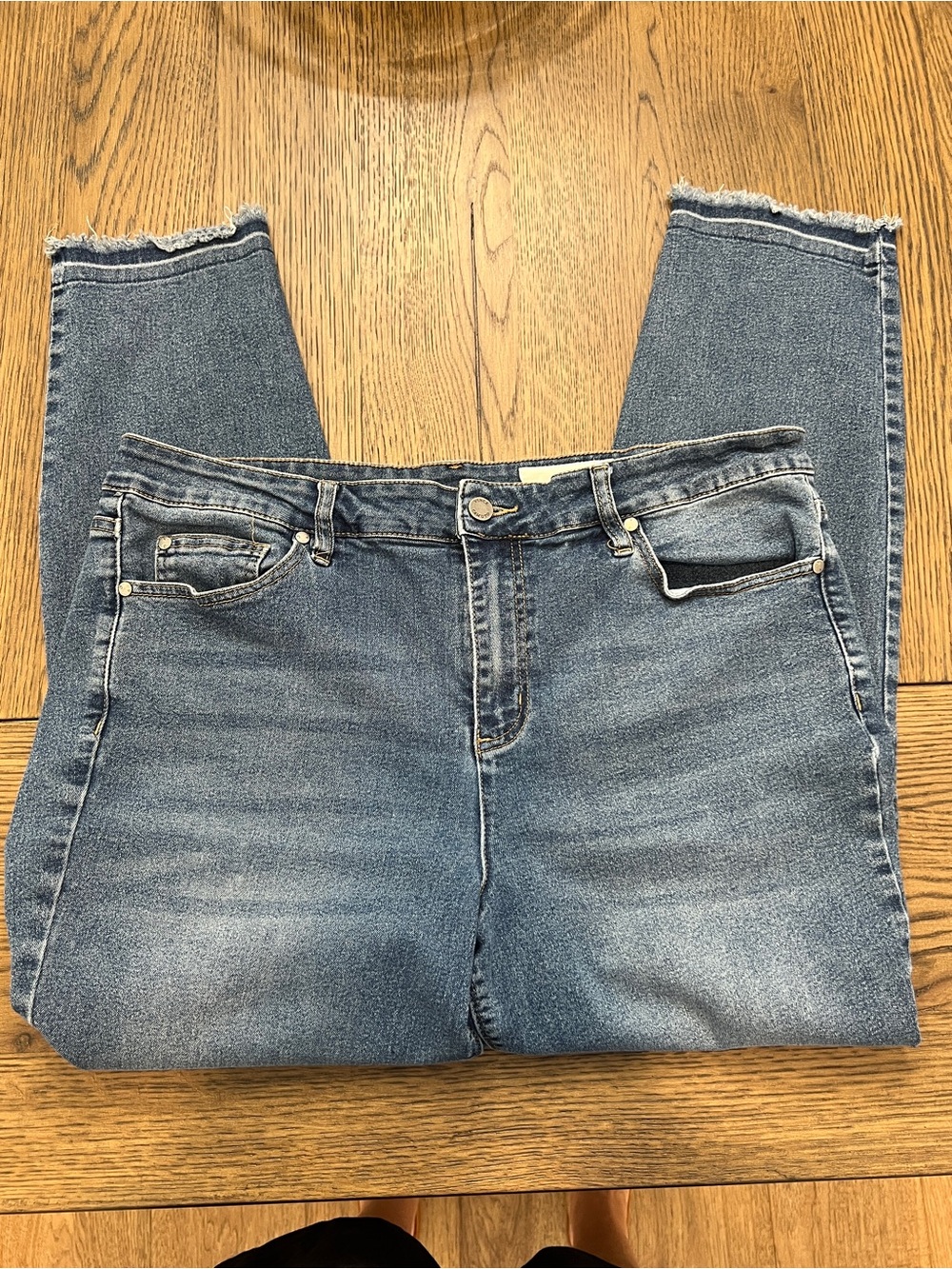 GUC Women’s Vince Camuto Light Blue Frayed Hem Ankle Jeans - 16W